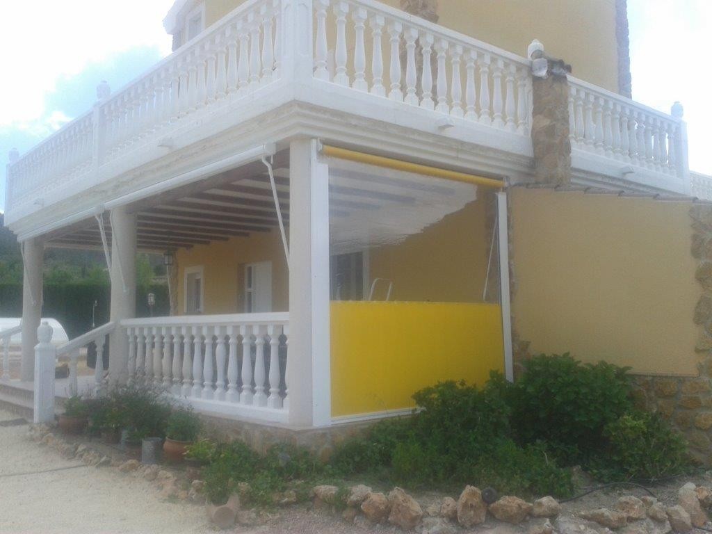 Toldo amarillo de punto recto en Castalla (Alicante)