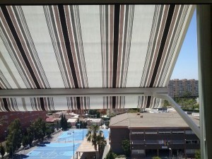 Vista desde la terraza con un toldo automático instalado por Toldos Dimalux en una vivienda de la Playa de San Juan en Alicante