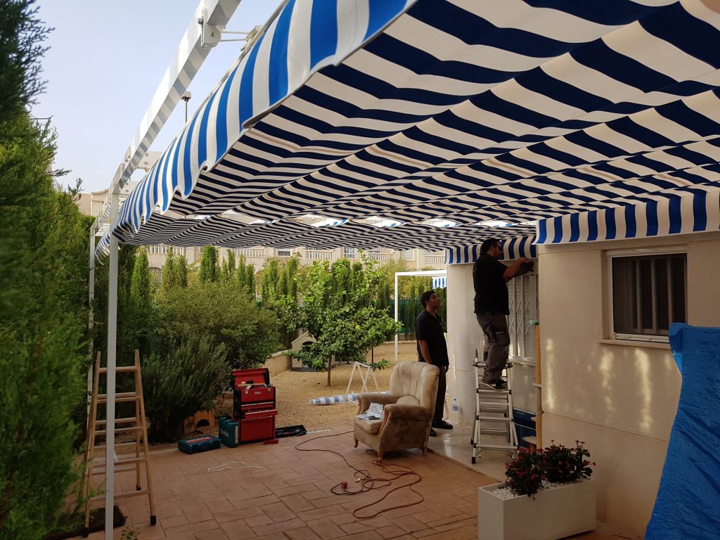 Motivos para instalar toldo en Alicante en otoño