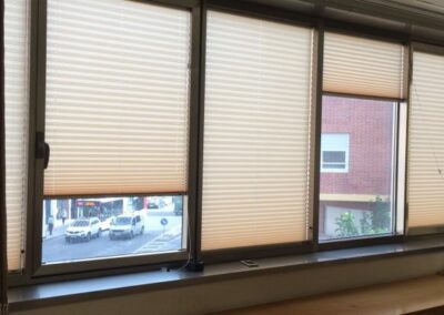 Instalación de cortinas plisadas en la delegación central de la Once en Alicante