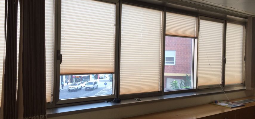 Instalación de cortinas plisadas en la delegación central de la Once en Alicante