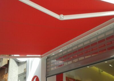 Toldo Alicante con cofre y brazos invisibles en la tienda Vodafone Maisonnave