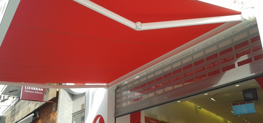 Toldo Alicante con cofre y brazos invisibles en la tienda Vodafone Maisonnave