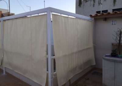 Toldo de brazo extensible Premium en un patio de una planta baja