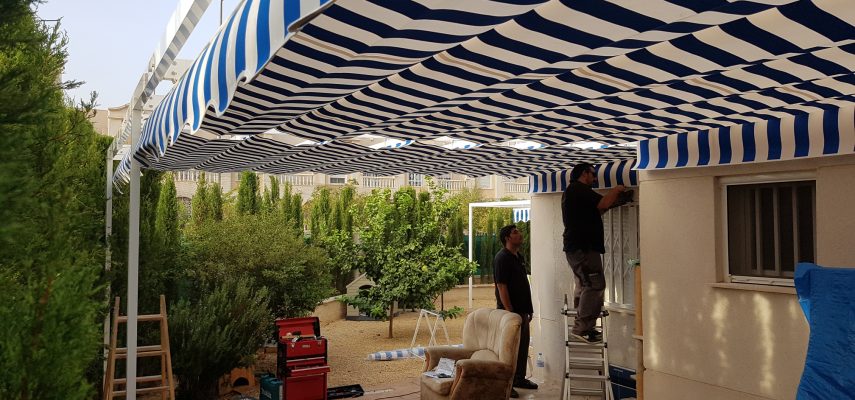 Toldos palilleros con estructura de tubos de aluminio en Alicante