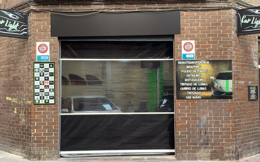 Toldo telón con guías cortavientos y ventana panorámica para Taller Car Light en Alicante