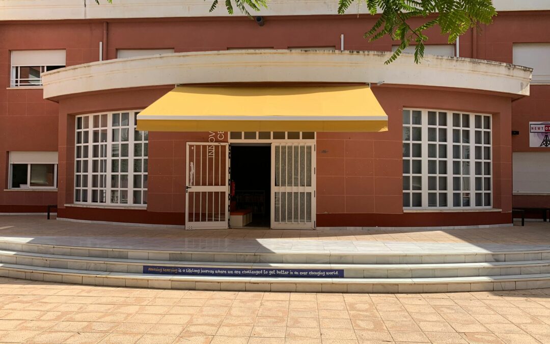 Toldo motorizado y toldos palilleros en colegio de Elche