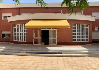 Toldo motorizado y toldos palilleros en colegio de Elche