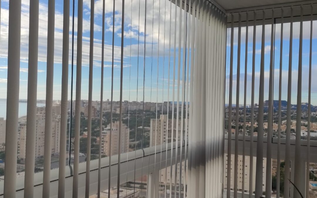 Instalación de cortinas verticales con tejido screen en playa Muchavista de Campello