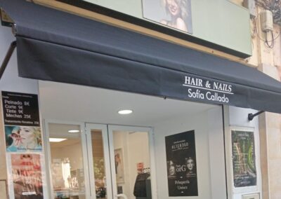 Instalación de toldo y banderola para «Hair and Nails» de Sofía Collado en Benalúa (Alicante)